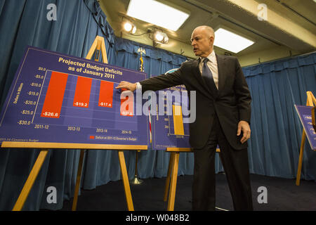 Governatore Edmund G. Brown Jr. rilascia il suo bilancio 2013-14 proposta presso la capitale dello Stato, a Sacramento, in California, il 10 gennaio 2013. UPI/Ken James Foto Stock