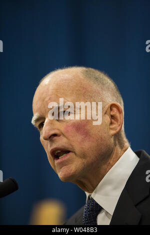 Governatore Edmund G. Brown Jr. rilascia il suo bilancio 2013-14 proposta presso la capitale dello Stato, a Sacramento, in California, il 10 gennaio 2013. UPI/Ken James Foto Stock