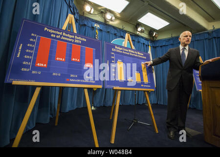 Governatore Edmund G. Brown Jr. rilascia il suo bilancio 2013-14 proposta presso la capitale dello Stato, a Sacramento, in California, il 10 gennaio 2013. UPI/Ken James Foto Stock