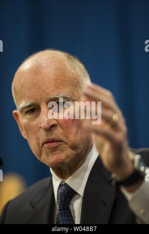 Governatore Edmund G. Brown Jr. rilascia il suo bilancio 2013-14 proposta presso la capitale dello Stato, a Sacramento, in California, il 10 gennaio 2013. UPI/Ken James Foto Stock