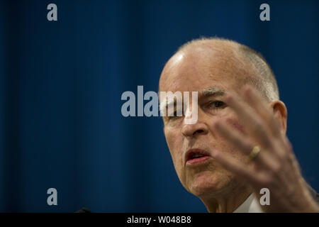 Governatore Edmund G. Brown Jr. rilascia il suo bilancio 2013-14 proposta presso la capitale dello Stato, a Sacramento, in California, il 10 gennaio 2013. UPI/Ken James Foto Stock