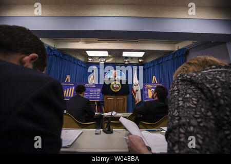 Governatore Edmund G. Brown Jr. rilascia il suo bilancio 2013-14 proposta presso la capitale dello Stato, a Sacramento, in California, il 10 gennaio 2013. UPI/Ken James Foto Stock