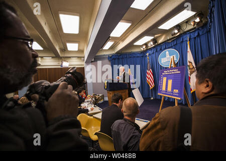 Governatore Edmund G. Brown Jr. rilascia il suo bilancio 2013-14 proposta presso la capitale dello Stato, a Sacramento, in California, il 10 gennaio 2013. UPI/Ken James Foto Stock