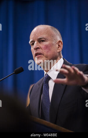 Governatore Edmund G. Brown Jr. rilascia il suo bilancio 2013-14 proposta presso la capitale dello Stato, a Sacramento, in California, il 10 gennaio 2013. UPI/Ken James Foto Stock