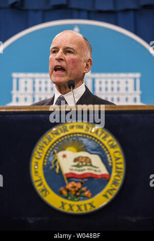 Governatore Edmund G. Brown Jr. rilascia il suo bilancio 2013-14 proposta presso la capitale dello Stato, a Sacramento, in California, il 10 gennaio 2013. UPI/Ken James Foto Stock