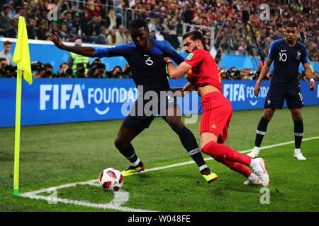 Paul Pogba (L) della Francia compete per la sfera a Yannick Carrasco del Belgio durante il 2018 FIFA World Cup semi-finale corrisponde al Saint Petersburg Stadium di San Pietroburgo, Russia il 10 luglio 2018. Francia Belgio batte 1-0 di qualificarsi per la finale. Foto di Chris Brunskill/UPI Foto Stock