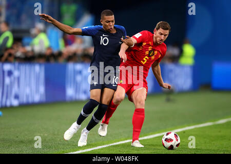 Kylian Mbappe di Francia compete per la sfera con Jan Vertonghen del Belgio durante il 2018 FIFA World Cup semi-finale corrisponde al Saint Petersburg Stadium di San Pietroburgo, Russia il 10 luglio 2018. Francia Belgio batte 1-0 di qualificarsi per la finale. Foto di Chris Brunskill/UPI Foto Stock