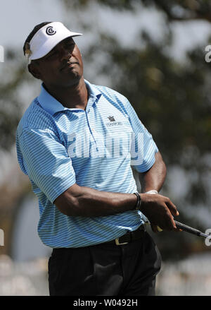 Vijay Singh, delle Isole Figi, guarda il suo drive off della 5a scatola a t durante il secondo turno degli US Open al campo da Golf di Torrey Pines, a San Diego il 13 giugno 2008. (UPI foto/Kevin Dietsch) Foto Stock