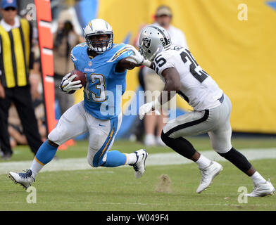 San Diego Chargers running back Branden Oliver bracci rigidi Oakland Raiders cornerback DJ Hayden nel quarto trimestre Presso Qualcomm Stadium di San Diego il 25 ottobre 2015. Foto di Jon SooHoo/UPI Foto Stock