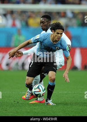 Edinson Cavani (L) dell'Uruguay compete con Danny Welbeck di Inghilterra durante il 2014 della Coppa del Mondo FIFA Gruppo D corrisponde all'Arena Corinzi in Sao Paulo, Brasile il 19 giugno 2014. UPI/Chris Brunskill Foto Stock