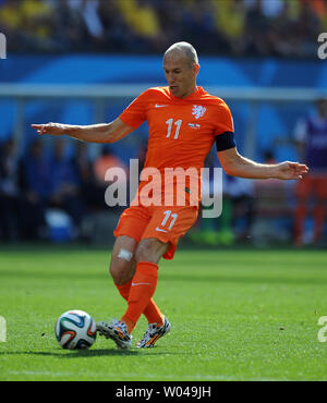 Arjen Robben del Paesi Bassi passa la palla durante il 2014 Coppa del Mondo FIFA Gruppo B corrisponde all'Arena Corinzi in Sao Paulo, Brasile il 23 giugno 2014. UPI/Chris Brunskill Foto Stock