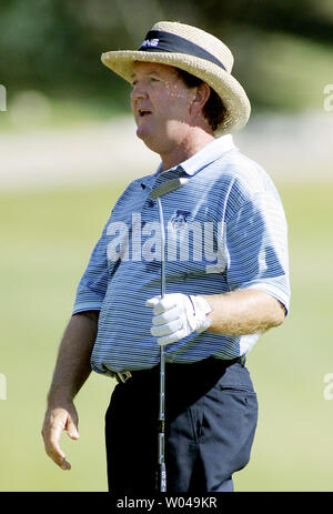 SAP20011020104 -21 ottobre 2001-San Antonio, Texas, Stati Uniti d'America: Bob Gilder reagisce al suo putt misssing a malapena il 8 verde durante il round finale azione al Senior. PGA Tour campionato SBC in San Antonio, Texas. Larry Nelson legato il record nel campo di 63 a vincere il torneo di golf da uno shot su Bob Gilder. Nelson è stato 17 colpi sotto il par per il torneo. cc/jm/Joe Mitchell UPI Foto Stock