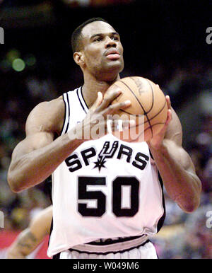 SAP2001121503-15 DICEMBRE 2001- San Antonio, TX, Stati Uniti d'America: San Antonio sperone David Robinson (50) in corrispondenza della linea di fould durante il primo periodo azione contro Utah Jazz al Alamodome su dicembre 15, 2001 mk/jm/Joe Mitchell UPI Foto Stock