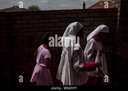 Domenica mattina il servizio presso il St. Michaels e tutti gli angoli chiesa in Alexandra Township al di fuori di Johannesburg, Sud Africa, 8 dicembre 2013. Nelson Mandela la prima casa a Johannesburg è stato un blocco da questa chiesa nel 1941 quando aveva 23 anni. Mandela, ex-presidente del Sud Africa e un'icona dell'anti-apartheid movimento, è morto il 5 dicembre, all'età 95 dopo complicazioni da una delle ricorrenti infezioni polmonari. UPI/Charlie calzolaio Foto Stock