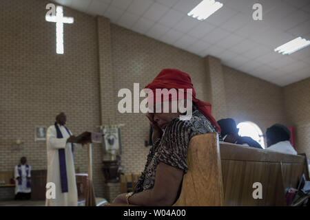 Domenica mattina il servizio presso il St. Michaels e tutti gli angoli chiesa in Alexandra Township al di fuori di Johannesburg, Sud Africa, 8 dicembre 2013. Nelson Mandela la prima casa a Johannesburg è stato un blocco da questa chiesa nel 1941 quando aveva 23 anni. Mandela, ex-presidente del Sud Africa e un'icona dell'anti-apartheid movimento, morì il 5 dicembre all'età 95 dopo complicazioni da una delle ricorrenti infezioni polmonari. UPI/Charlie calzolaio Foto Stock