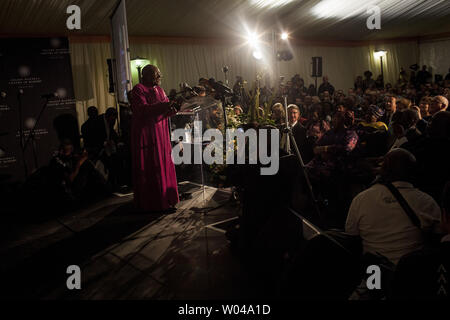 L'arcivescovo Desmond Tutu ha dato la chiave-nota il parlato a un memoriale di servizio per Nelson Mandela tenutosi al Nelson Mandela Foundation Centro di memoria in Johannesburg, Sud Africa, 9 dicembre, 2013. Mandela, ex-presidente del Sud Africa e un'icona dell'anti-apartheid movimento, è morto il 5 dicembre, all'età 95 dopo complicazioni da una delle ricorrenti infezioni polmonari. UPI/Charlie calzolaio Foto Stock