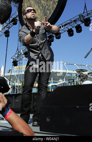 Chris Daughtry esegue con la sua band Daughtry all'NFL partito del portellone prima del Super Bowl XLIV tra gli Indianapolis Colts e New Orleans Saints presso Sun Life Stadium di Miami il 7 febbraio 2010. UPI/Martin fritti Foto Stock