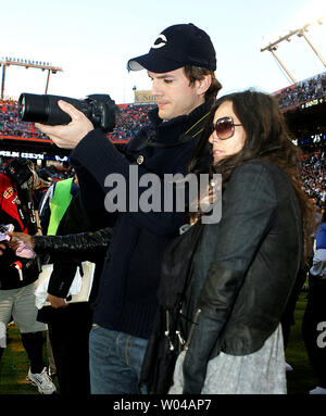 Ashton Kutcher e moglie Demi Moore guardare la pre-cerimonie di gioco prima di Super Bowl XLIV tra gli Indianapolis Colts e New Orleans Saints presso Sun Life Stadium di Miami il 7 febbraio 2010. UPI/Martin fritti Foto Stock