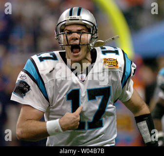 Carolina Panthers quarterback Jake Delhomme celebra un quarto trimestre touchdown contro New England Patriots nel Super Bowl XXXVIII il 1 febbraio 2004, presso il Reliant Stadium di Houston. (UPI foto/Pat Benic) Foto Stock