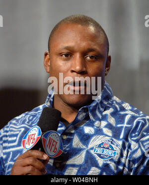 Ex Detroit Lions running back Barry Sanders discute il 2006 Pro Bowl per essere mantenuto in Hawaii, durante una conferenza stampa il 1 febbraio 2006, durante la settimana del Super Bowl XL a Detroit, Mi. (UPI foto/Roger L. Wollenberg) Foto Stock