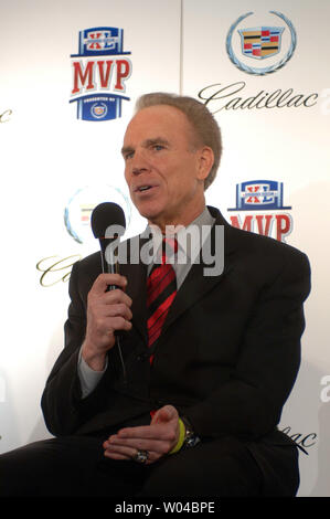 Ex Super Bowl MVP quarterback Roger Staubach parla durante una conferenza stampa per discutere della sua esperienza come una stella di NFL durante il Super Bowl XL settimana a Detroit, Mi, il 1 febbraio 2006. (UPI foto/Roger L. Wollenberg) Foto Stock