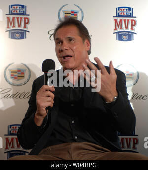 Ex Super Bowl MVP quarterback Jim Plunkett parla durante una conferenza stampa per discutere della sua esperienza come una stella di NFL durante il Super Bowl XL settimana a Detroit, Mi, il 1 febbraio 2006. (UPI foto/Roger L. Wollenberg) Foto Stock