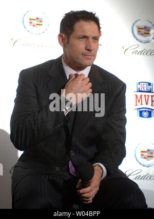 Ex Super Bowl MVP quarterback Steve giovane parla durante una conferenza stampa per discutere della sua esperienza come una stella di NFL durante il Super Bowl XL settimana a Detroit, Mi, il 1 febbraio 2006. (UPI foto/Roger L. Wollenberg) Foto Stock