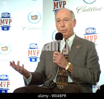Ex Super Bowl MVP quarterback Bart Starr parla durante una conferenza stampa per discutere della sua esperienza come una stella di NFL durante il Super Bowl XL settimana a Detroit, Mi, il 1 febbraio 2006. (UPI foto/Roger L. Wollenberg) Foto Stock