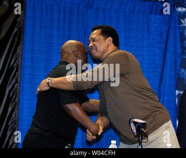 Thurman Thomas della Buffalo Bills (L) è congratulato da Charlie Sanders di Detroit Lions in seguito alla loro selezione per la National Football League Hall of Fame di Miami il 3 febbraio 2007. (UPI Photo-Joe Marino/Bill Cantrell) Foto Stock