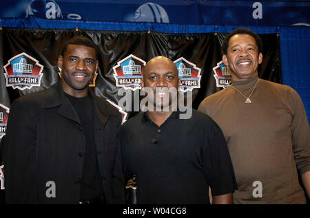 Michael Irvin (L) dei Dallas Cowboys, Thurman Thomas (C) delle fatture della Buffalo e Charlie Sanders di Detroit Lions rappresentano per i media in seguito alla loro selezione per la Pro Football Hall of Fame di Miami il 3 febbraio 2007. (UPI foto/Joe Marino-Bill Cantrell) Foto Stock