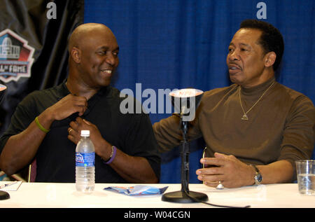 Running Back Thurman Thomas della Buffalo Bills e serrati fine Charlie Sanders di Detroit Lions risponde alle domande a un briefing con la stampa in seguito alla loro selezione per la Pro Football Hall of Fame di Miami il 3 febbraio 2007. (UPI foto/Joe Marino-Bill Cantrell) Foto Stock