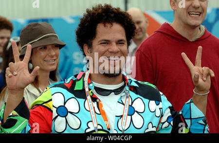 Pop artista Romero Britto arriva per il Super Bowl XLI al Dolphin Stadium di Miami il 4 febbraio 2007. Britto, artista di registrazione Louie Vega e il Cirque Du Soleil hanno collaborato per fornire pre-gioco di intrattenimento. (UPI foto/Joe Marino-Bill Cantrell) Foto Stock