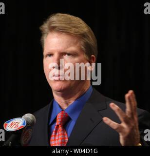 Ex QB e attuale emittente Phil Simms annuncia la FedEx in aria e a terra i giocatori NFL dell'anno presso il Centro Congressi di Phoenix a Phoenix, Arizona, il 30 gennaio 2008. Il Green Bay Packers Brett Favre e Jacksonville Jaguars Fred Taylor sono stati scelti. (UPI foto/Terry Schmitt) Foto Stock