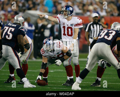 New York Giants di Eli Manning (10) punti di una assegnazione di bloccaggio come egli sta oltre il centro Shaun O'Hara (60) nel primo trimestre contro il New England Patriots nel Super Bowl XLII a Glendale in Arizona, il 3 febbraio 2008. (UPI foto/Gary C. Caskey) Foto Stock