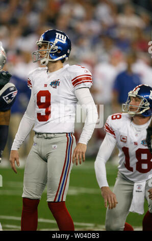 New York Giants kicker Lawrence Tynes (9) e titolare di Jeff Feagles (18) guarda Tynes' 32 yard field goal nel primo trimestre contro il New England Patriots nel Super Bowl XLII a Glendale in Arizona, il 3 febbraio 2008. (UPI foto/Gary C. Caskey) Foto Stock