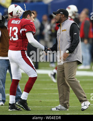 Arizona Cardinals quarterback Kurt Warner (13) scuote le mani con Pittsburgh Steelers capo allenatore Mike Tomlin al Super Bowl XLIII presso Raymond James Stadium di Tampa, Florida il 1 febbraio 2009. (UPI foto/Kevin Dietsch) Foto Stock