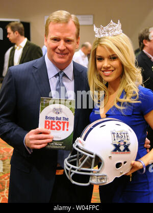 Signor Commissario NFL Roger Goodell stand con Miss America Teresa Scanlan, che farà girare 18 del Super Bowl domenica, presso il Super Bowl XLV Media Center a Dallas, in Texas, il 4 febbraio 2011. Green Bay assumerà il Pittsburgh Steelers nel Super Bowl il 6 febbraio. UPI/Rob Hobson Foto Stock