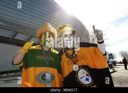 Green Bay Packers e Pittsburgh Steelers tifosi arrivano per il Super Bowl XLV a cowboy Stadium di Arlington, Texas il 6 febbraio 2011. UPI/John Angelillo Foto Stock