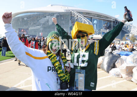 Green Bay Packers ventole Shawna e cori Barkley di Kingston, Washington, arriva per il Super Bowl XLV a cowboy Stadium di Arlington, Texas il 6 febbraio 2011. UPI/Pat Benic Foto Stock