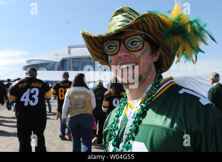 Green Bay Packers tifosi arrivano prima del Super Bowl XLV a cowboy Stadium di Arlington, Texas il 6 febbraio 2011. UPI/Juan Ocampo Foto Stock