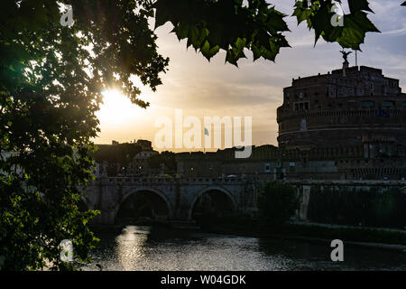 Roma, Italia - Giugno, 2019: vista al tramonto sul fiume Tevere (Tevere in italiano) vicino a Castel Sant'Angelo in tutta la Città del Vaticano, Roma, Italia. Foto Stock