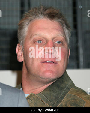 Ex giocatore NHL Brett Hull arriva sul tappeto rosso al Dallas Superbash party in Dallas Texas il 4 febbraio 2011. Il partito è stato trattenuto per il beneficio di 'onde per acqua', non a scopo di lucro di carità al lavoro per fornire acqua potabile alle comunità bisognose di tutto il mondo. UPI/David Silpa Foto Stock