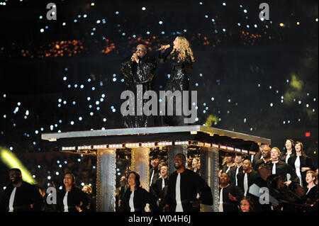 Madonna esegue con Cee Lo Green durante il Halftime spettacolo al Super Bowl XLVI tra New York Giants e New England Patriots al Lucas Oil Stadium di NFL di Indianapolis, Indiana il 5 febbraio 2012. UPI/Pat Benic.. Foto Stock