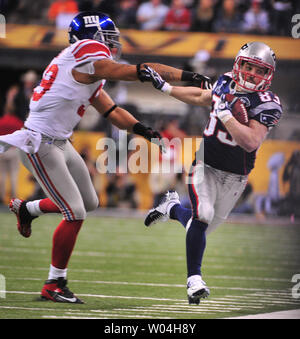 New York Giants tackle difensivo Chris collocati (L) corre New England Patriots wide receiver Wes Welker fuori limite durante il primo trimestre al Super Bowl XLVI a Lucas Oil Stadium il 5 febbraio 2012 a Indianapolis. Il NFC campione New York Giants Riproduci il campione AFC New England Patriots. UPI/Kevin Dietsch Foto Stock