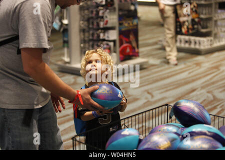 Nathan Goodwin i 4 anni di età si preleva la sfera perfetta con il suo padre Nicola a coperchi Gruppo Sportivo shop prima di Super Bowl XLVII a Ernest N. Morial Convention Center in New Orleans il 31 gennaio 2013. Il 49ers riprodurrà il Baltimore Ravens nel Super Bowl XLVI il 3 febbraio 2013. UPI/Bevil Knapp Foto Stock