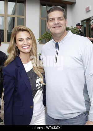Ruote fino ai membri e agli Ambasciatori Erin Andrews e Mike Golic frequentare le ruote fino Super sabato partito del portellone, uno degli eventi che conduce fino al Super Bowl XLIX, al Maya giorno + Night Club in Scottsdale, AZ il 31 gennaio 2015. Super Bowl XLIV conterrà i Seattle Seahawks e il New England Patriots il 1 Febbraio presso la University of Phoenix Stadium di Glendale, in Arizona. Foto di Giovanni Angelillo/UPI Foto Stock