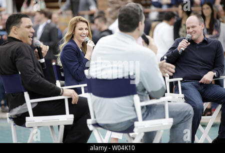 Ruote fino ai membri e agli Ambasciatori Tony Gonzalez, Erin Andrews, Mike Golic e ricca Eisen parlare con gli ospiti alle ruote fino Super sabato partito del portellone, uno degli eventi che conduce fino al Super Bowl XLIX, al Maya giorno + Night Club in Scottsdale, AZ il 31 gennaio 2015. Super Bowl XLIV conterrà i Seattle Seahawks e il New England Patriots il 1 Febbraio presso la University of Phoenix Stadium di Glendale, in Arizona. Foto di Giovanni Angelillo/UPI Foto Stock