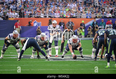 New England Patriots QB Tom Brady chiede la snap contro i Seattle Seahawks nel primo trimestre del Super Bowl XLIX presso la University of Phoenix Stadium di Glendale, Arizona, 1 febbraio 2015. Foto di Pat Benic/UPI Foto Stock