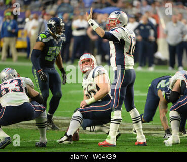 New England Patriots QB Tom Brady (12) cambia i segnali in corrispondenza della linea di scrimmage contro i Seattle Seahawks nel secondo trimestre del Super Bowl XLIX presso la University of Phoenix Stadium di Glendale, Arizona, 1 febbraio 2015. Foto di Pat Benic/UPI Foto Stock