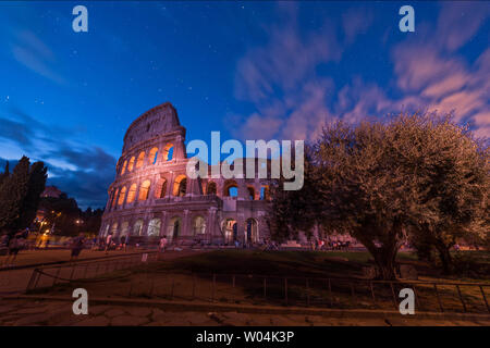 Un affascinante edificio, costruito in un modo unico, visto da un certo angolo, per catturare la sua bellezza da qualsiasi luogo. Il cielo è chiaro, stellato, rendendo il C Foto Stock